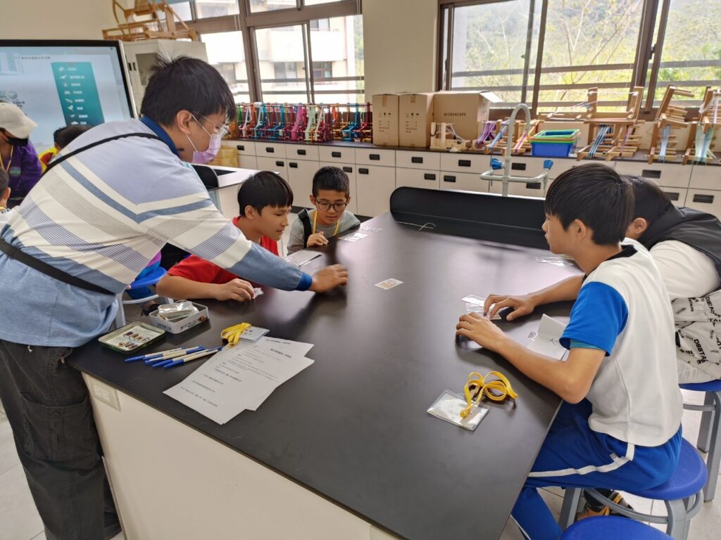 辦理小六銜接課程，協助學生認識國中學習環境與課程內容，提升適應力與學習信心，促進中小學教學順利銜接。
